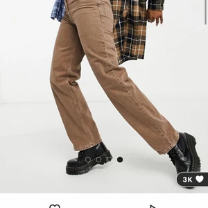 Bruna baggy jeans  - Bruna raka jeans sitter lagom löst. Bra skick. Storlek 38. Skriv om ni undrar nåt och vill köpa :)