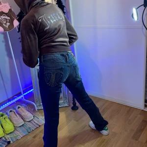 Assnygga y2k jeans  -  Super fina jeans som tyvärr inte kommit till användning med fina detaljer på rumpan bara att fråga om ni har eventuella frågor!💖