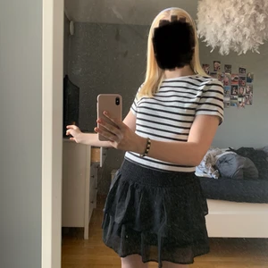 Randig tröja - En randig tröja från hm. Säljer endast för att den inte används längre. Otroligt liten i storleken så jag har den i storlek L. Är egentligen en XS. 💓