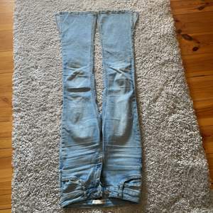Säljer dessa utsvängda jeans för jag har växt ur dem. Det är storlek Xs i bra skick skulle jag säga, det är inga hål i dem