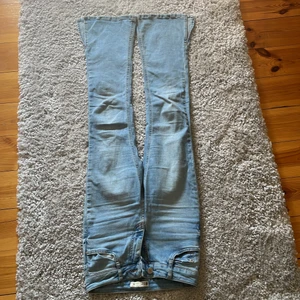 Säljer  - Säljer dessa utsvängda jeans för jag har växt ur dem. Det är storlek Xs i bra skick skulle jag säga, det är inga hål i dem