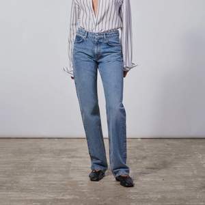 Zara mid waist straight jeans i stl 34 med prislappar kvar. Nypris 399kr, jag säljer för 150+frakt!💗