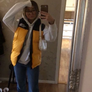 The north face puffer väst  - Använd 2-3 gånger, säljer för den har inte kommit till användning tyvärr. Jätte fin väst! 