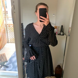 Klänning från And Other Stories - Säljer denna svartvit-blommiga klänning från And Other Stories som är hur fin och söt som helst. Köpt för ett bra tag sedan så finns ej kvar i butik! 