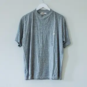 Grå t-shirt, märke: Chino, stl L, 60 cm mätta rakt över med plagget liggandes