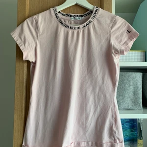 Calvin Klein t-shirt - En mycket trevlig t-stort i märket Calvin Klein. 170 i barn storlek, = ungefär medium. Köpare står för frakt. Ställ gärna frågor eller om ni är intresserade av att köpa!