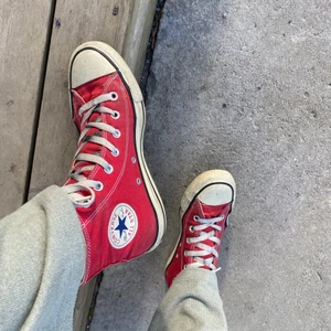 Converse skor🥰 - Röda converse i strl 39. Skulle nog bli jättefräsha med nya snören🥰Använda, kom med bud!😇💙