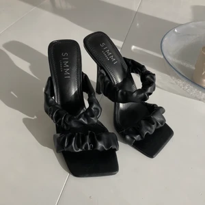 Svarta klackar - Superfina höga klackar från Simmi😍 Sparsamt använda💗 Säljer på grund av att de är för små🥰 De är storlek 38 men små i storleken så skulle nog passa för någon med 38 och smala fötter eller 37