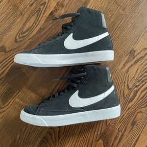 Nike Blazer’s mid 77 suede - Säljer nu mina Blazer’s som tyvärr var för små för mig och har nu bara stått i skohyllan ett tag. Dom är endast testade inomhus och är i nyskick. Boxen är i bra skick också 