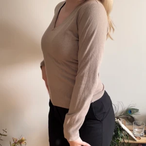 Långärmad varm tröja - En jätte fin beige tröja i mjukt material, funkar perfekt till skolan eller jobbet i höst under de lite kyligare dagarna. Tröjan är i bra kvalitet då jag haft svårt att få användning av den💕