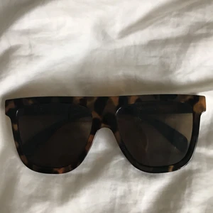 Weekday solglasögon  - Victoria Beckham likande solglasögon från Weelday