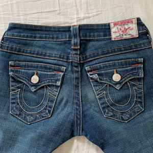 True religion jeans - Snyggaste true religion jeansen i bootcut modell som tyvärr blivit för små😢 passar 165och längre skulle jag tro, strl 26 men är stretchiga så kan passa större, midjemått:37 tvärsöver innerbenslängd:89 🤍 direktpris:900 SÄLJER FLER JEANS