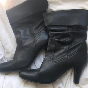 Boots! 🖤➰ - Ett par skiiitsnygga boots som tyvärr är för stora för mig! Märkta strl 37 men snarare 38-39. Frakt tillkommer 🖤🦋