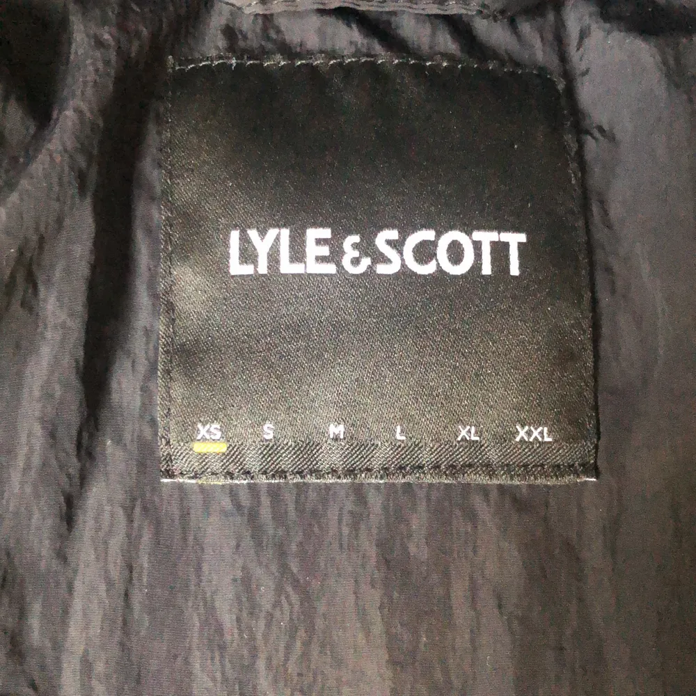 Lyle & scott vindjacka. Säljer p.g.a kommer ej till användning . Jackor.