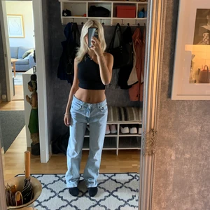 Jeans - ⚠️TRYCK EJ PÅ KÖP DIREKT⚠️ Jätte fina jeans från zara som jag köpte en storlek för stor för att få de lite låga i midjan. Jätte fina & sköna!! Lite långa på mig som är 1,63 men sitter jätte fint om man vill ha en lite mer baggy fit 