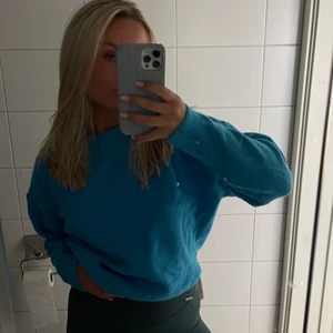 Stickad tröja! - Blå stickad tröja, så fin färg! Bra att ha både till sommaren och hösten!! Aldrig använd, storlek S💙