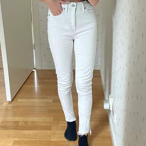 Säljer dessa vita jeans ifrån lager 157. De har en dragkedja längst ner på benet. Storlek Xs. Köpta för 200 och säljer för 75🥰