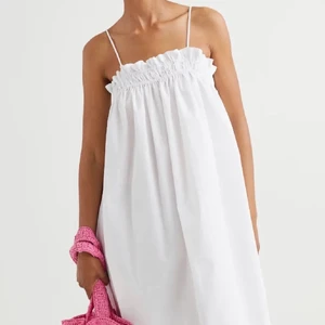 HM klänning - Säljer min oanvända klänning från hm som är slutsåld då den tyvärr var för stor för mig! Fler funderingar? Hör av er💗 TRYCK EJ PÅ KÖP NU