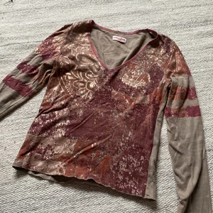 Intressekoll!❤️‍🔥❤️‍🔥 - KÖP INTE DIRKET! En intressekoll på denna supersnygga 90-tals tröja från guess jeans⭐️⭐️