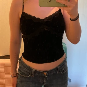 svart linne - söt topp med spets detaljer, materialet är sammets-aktigt. använd 2-3 gånger. frakt 42kr 💕