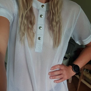 Tshirtklänning - "Nät"tshirtklänning. Använd & tvättad en gång