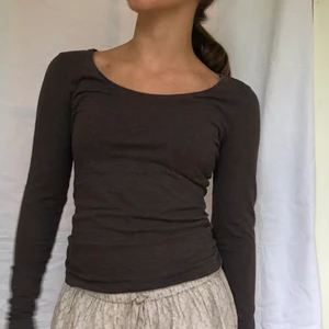 Långärmad tröja - Jätteskön o fin långärmad tröja i en brungrå färg från hm i storlek S. Bra skick! Använder ej funktionen, frakt 45kr✨