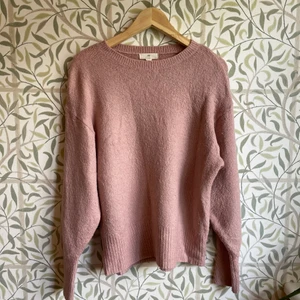 Stickad tröja i storlek S - Jättefin smutsrosa tröja från H&M som används omkring 5ggr. Plagget är fint oversized och passar perfekt under sena sommarkvällar eller mörka vinterdagar. Stort plus är att plagget inte är stickigt och obekvämt!!!