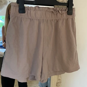 Linne shorts - Säljer mina linne shorts ifrån gina pga att dom inte passar mig. Färgen syns bäst på andra bilden. Frakt på 51kr tillkommer💞