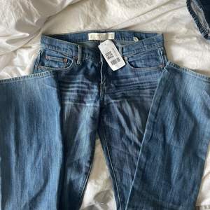 Säljer mina älsklings jeans från Abercrombie & Fitch. Lågmidjade och långa, finns inget bättre. Storlek 28 längd 33. Jag är 176 och de är långa men tyvärr för små för mig…