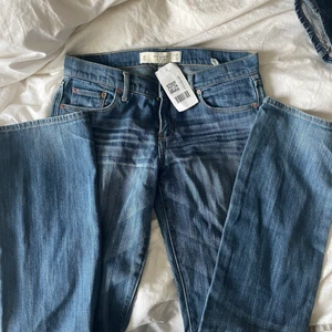 Lågmidjade jeans - Säljer mina älsklings jeans från Abercrombie & Fitch. Lågmidjade och långa, finns inget bättre. Storlek 28 längd 33. Jag är 176 och de är långa men tyvärr för små för mig…