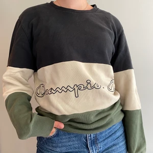 Sweatshirt - champion   - (Tryck inte ”köp nu” skriv istället till oss) Randig sweatshirt i färgerna svart, beige/vit och grön med loggan i mitten. Du betalar frakten själv:)