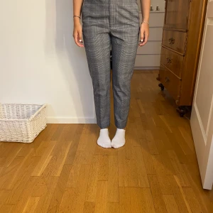 Kostymbyxor - Säljer dessa lite kortare kostymbyxor från Lindex då dom inte används längre☺️ Jag är 168cm och storleken är 38 så dom går nästan helt ner💓Betalningen sker via swish!😊