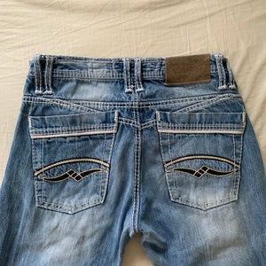Baggy jeans - Baggy jeans från R-neal med snygga vita sömmar🤍 jag är 168 och när oftast w27-29 eller 34/36