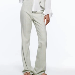 Byxor Zara - Så snygga byxor från Zara, aldrig använda! Storlek xs men sitter lite oversize 