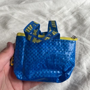 Liten Ikea väska - Säljer min lilla Ikea väska❤️ pennorna ingår💗 frakten är 13kr