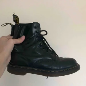 Dr. Martens kängor i storlek 38 - Säljer nu mina Dr. Martens kängor i strl 38! Använda, men fortfarande i fint skick. Bekväma och charmiga. Köparen står för frakten💓