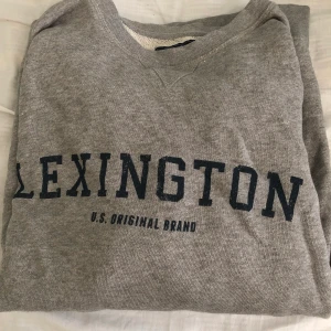 Lexington sweatshirt - En tröja i bra skick tyvärr för stor för mig men. Köpt secondhand men ändå jättefint skick och käns väldigt ny. Nypris på en likadan tröja är cirka 1000 tror jag 