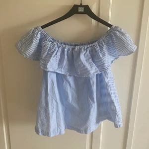 Off shoulder tröja - Off shoulder tröja i storlek 42, men passar mig som är storlek 36-38. Märke H&M. Tröjan är sparsamt använd och är nästan som i nyskick. Kontakta mig vid köp💕