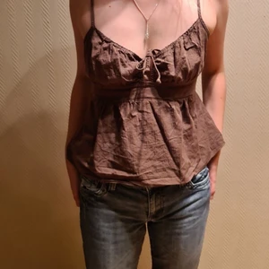 brunt linne🤎 - Supergulligt och fint brunt linne från Brandy melville. Säljer då den inte passar min stil längre. Pris+frakt blir 119kr! Vid flera intresserade blir det budgivning🤎