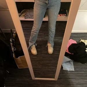 Blåa slits jeans, strl 32 - Jag säljer mina fina blåa jeans från zara! Passar mig perfekt i längden som är 167 cm!😍 skriv för fler bilder 