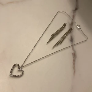 Helt ny halsband och örhängen  - Jätte fin halsband och örhängen som kostar bara 150kr tro mig dem är jätte finna och äkta. Du står för frakt. 