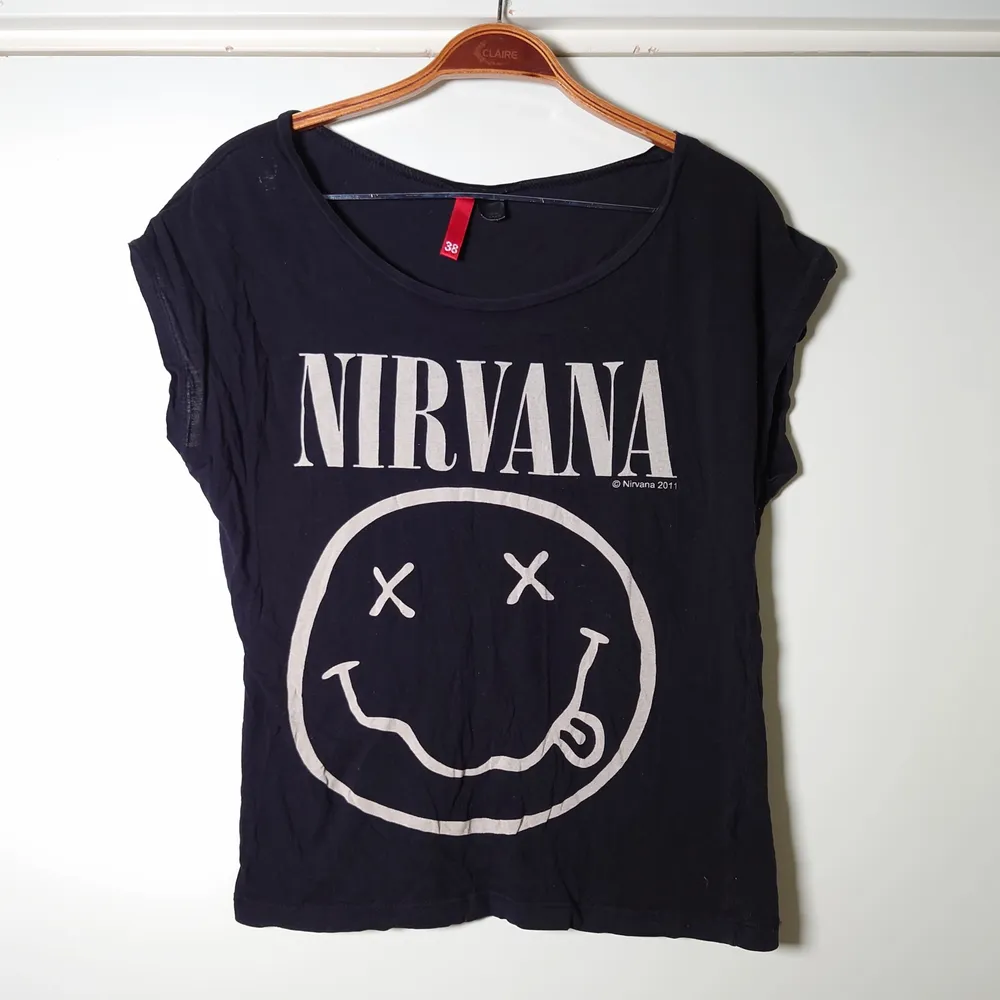 Tunn t-shirt med Nirvana-tryck, från 2011. Använd men bra skick🌻. T-shirts.