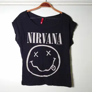 Tunn t-shirt med Nirvana-tryck, från 2011. Använd men bra skick🌻