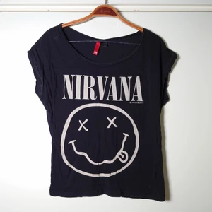 Nirvana-tisha - Tunn t-shirt med Nirvana-tryck, från 2011. Använd men bra skick🌻