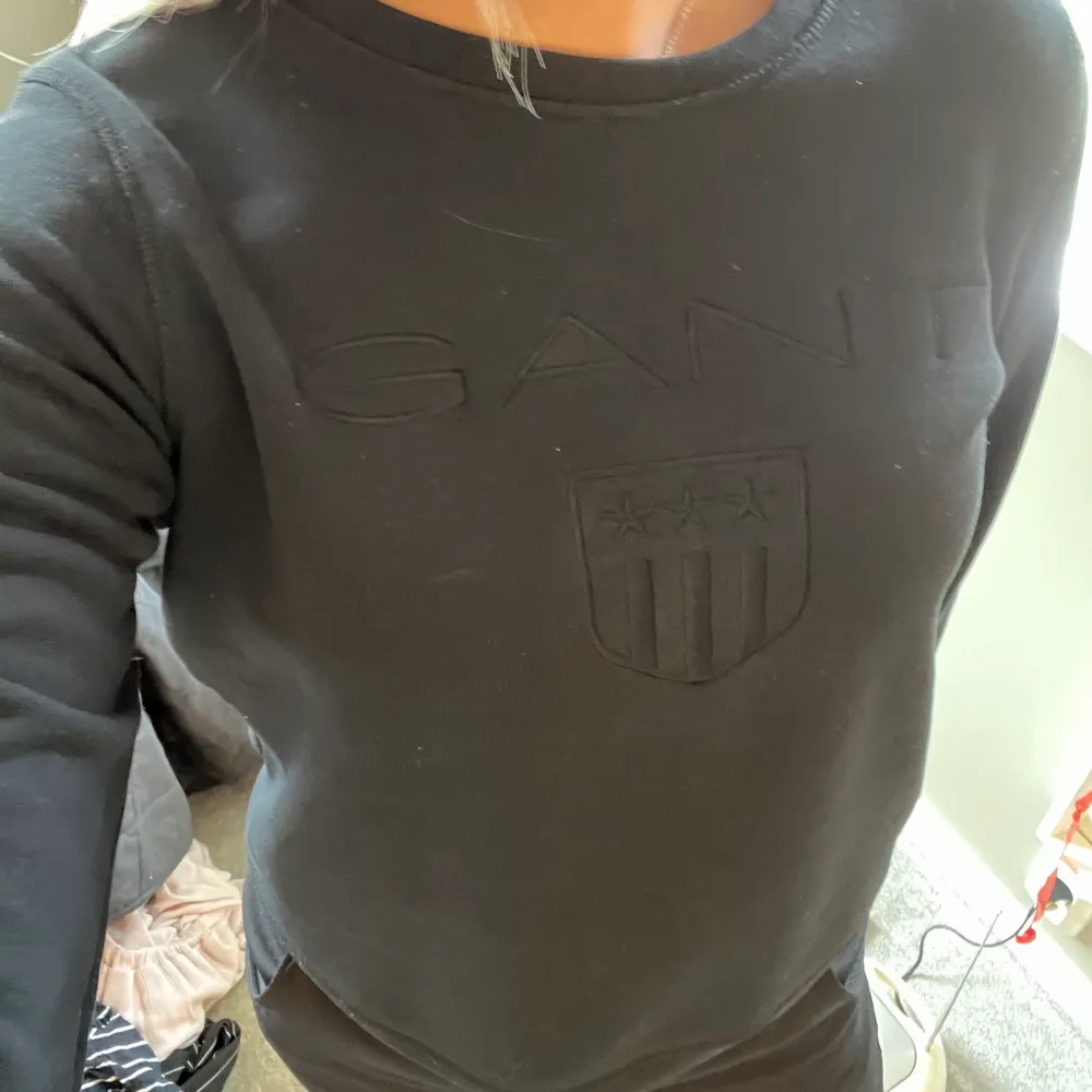 Marinblå/svart sweatshirt från Gant. Strl S i fint skick, sällan använd.. Tröjor & Koftor.