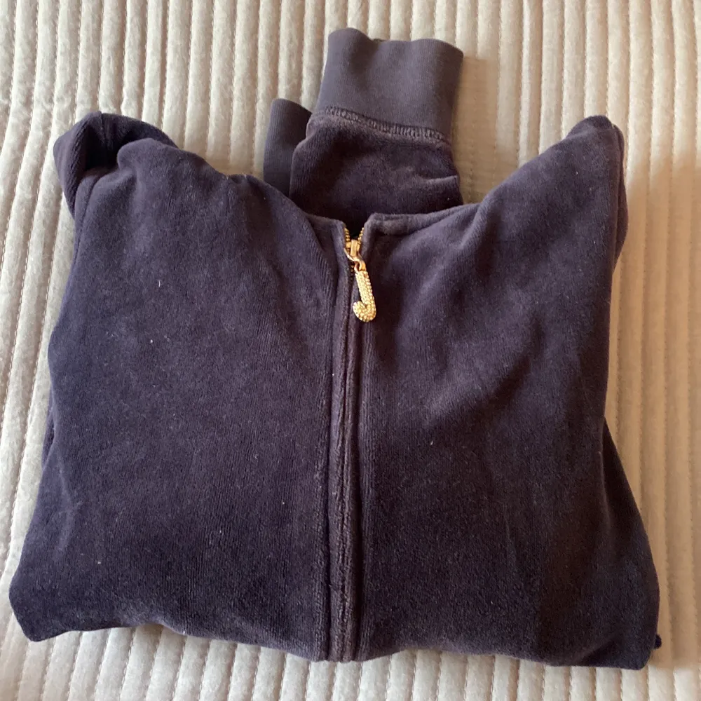 En mörkblå zip up hoodie från märket juicy couture i använt skick som jag säljer eftersom att den blivit för liten. Tröjor & Koftor.