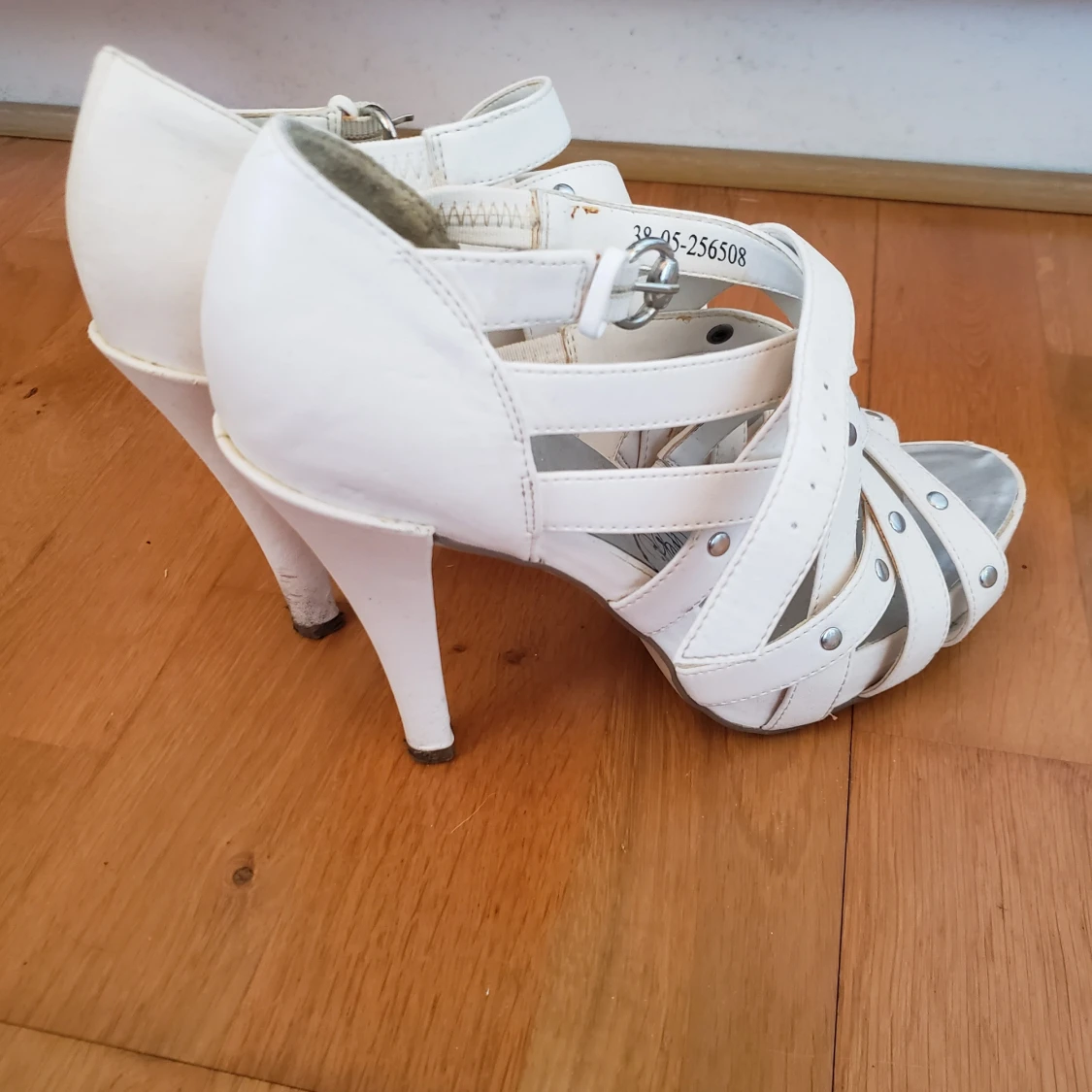 Vita högklackade skor (strl38) - 90