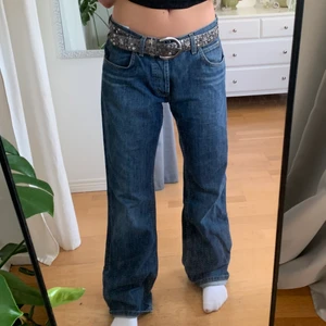 Lee jeans - Baggy jeans från Lee🤍 passar både tjejer och killar, stora på mig utan skärp som är W27-29 men använder som baggy jeans🤍 Midjemått:44 tvärsöver, innerbenslängd:82 cm