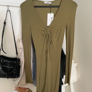 Klänning nakd oanvänd - Helt oanvänd fin klänning fram nakd med prislappar kvar. Storlek xxs, i en fin grön färg med slita där nere