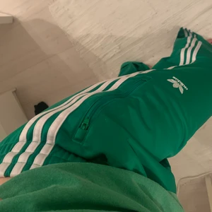 Nya adidas byxor  - Helt nya med prislapp kvar, köpta för 800kr, fraktar eller möts upp i Stockolm! L i herrstolek, sitter najs oversized på mig (dam) med M! Najs present! raka i modellen 